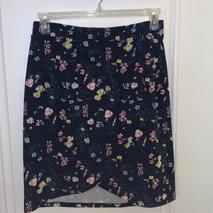 Women’s size medium navy floral skirt. Cross slit in the front.